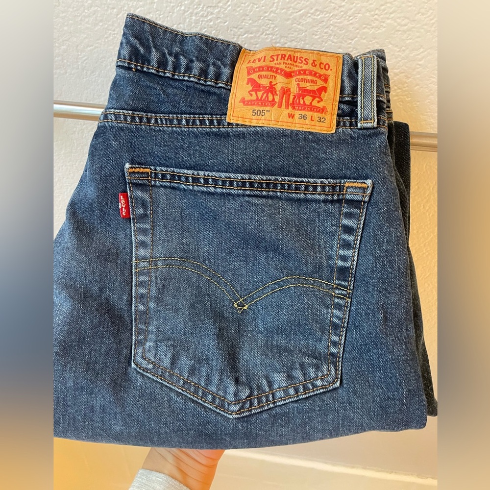 Mens LEVI’S W36 x L32 , dark denim